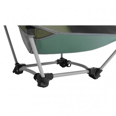 De stoel heeft een sterk stalen frame.