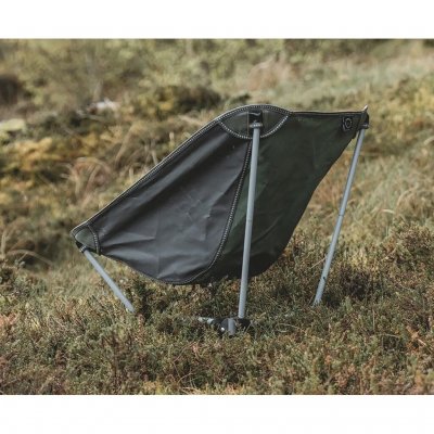 De stoel heeft een stevig stalen frame.