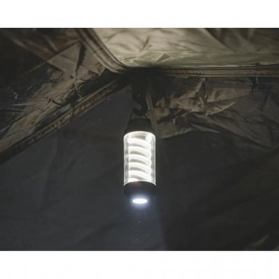 De lantaarn heeft een haak om op te hangen.