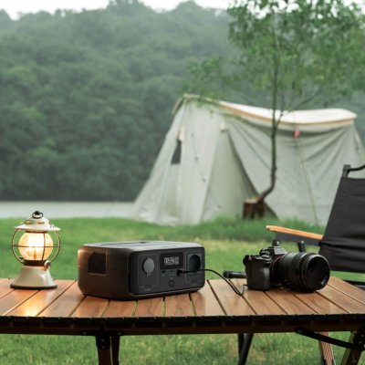 Tålig och smidig gör den till en perfekt power bank för camping.