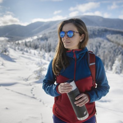 Perfect thermos for mountains and skiing as it keeps the temperature for a very long time.