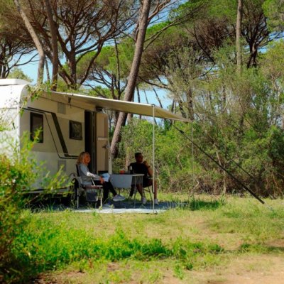 Creëer in minuten een beschutte buitenruimte voor de caravan met een zakluifel van Fiamma.