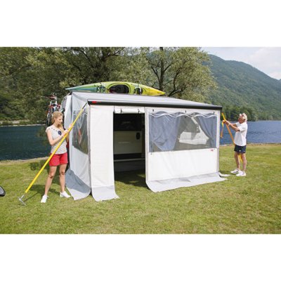 The storm lines are attached to the corners and have a resilient fuse against the ground.