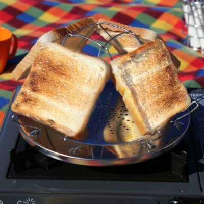 Holds up to 4 slices and the grate is placed straight on the gas stove
