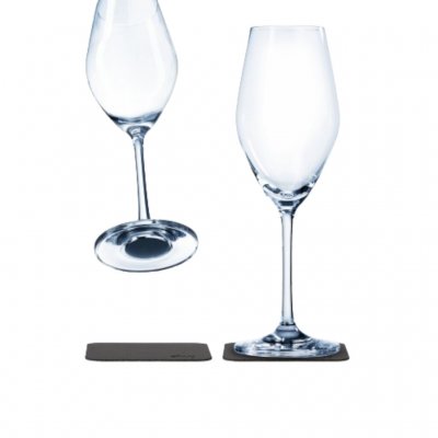 Silwy Magnetic wine glasses in crystal with a magnetic underside that stands incredibly stable on metallic surfaces