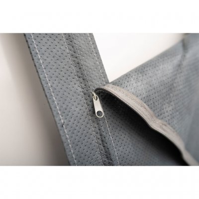 Zipper for opening the caravan's window.