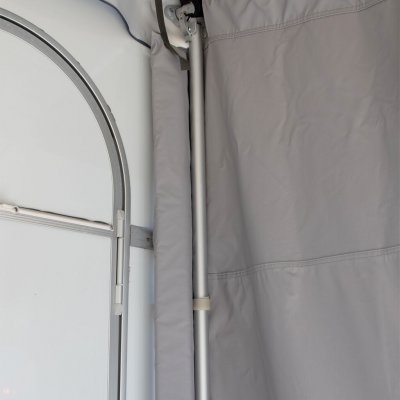 Drukbalk beschermt tegen wind en regen die tussen de zijwand en de caravan kunnen komen