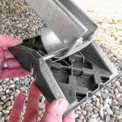 Click-on bracket that keeps the plate still when traveling.