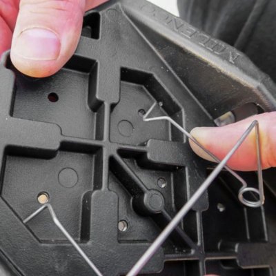 Click-on bracket that keeps the plate stable against the caravan.