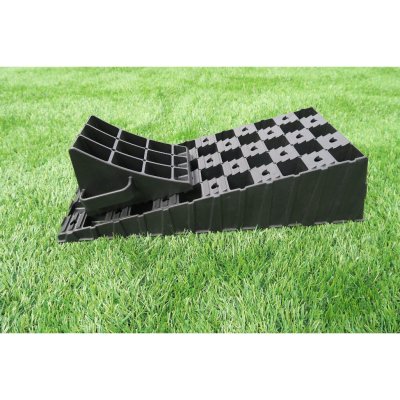 Milenco level block with stop wedge is wide, which means that it does not sink down on soft surfaces.