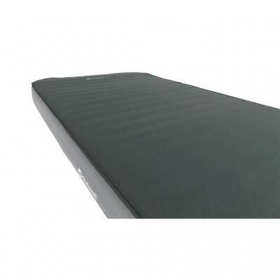 De slaapmat heeft een rekbaar en zacht oppervlak aan de bovenkant.