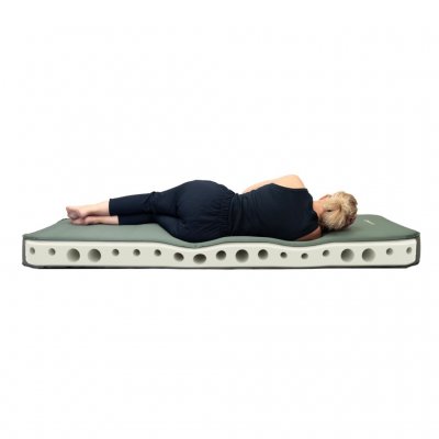 Extra grote uitsparingen in de vulling van de matras maken deze zeer comfortabel om op te liggen.