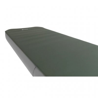 De bovenzijde van de slaapmat is bedekt met een zachte en comfortabele polyester stof.