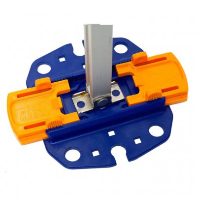 The foot of the awning is placed in the attachment plate and locked.