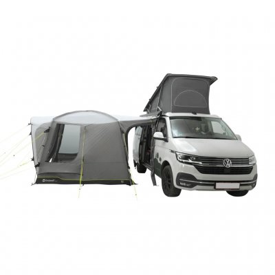 Outwell Pine Hills aan de zijkant van de auto met gesloten deur.