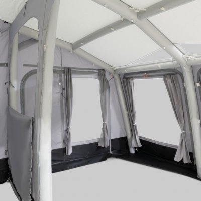 Schuin geplaatste luchtkanalen en grote te openen raam panelen zorgen voor een zeer hoog comfort tijdens de kampeervakantie