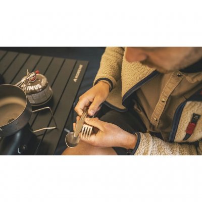 Opvouwbare lage lichtgewicht tafel voor twee tot vier personen.