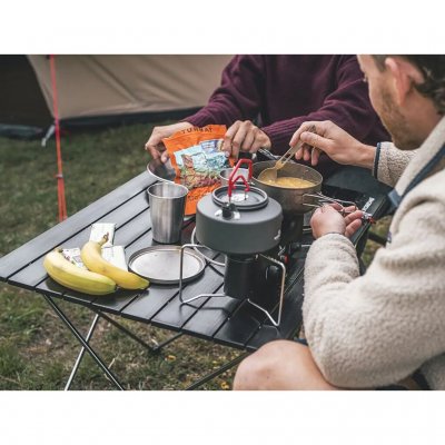 Lage tafel die perfect is voor een kleine tent, dagtochten, het strand of picknicks, omdat je er ook goed zittend op de grond aa
