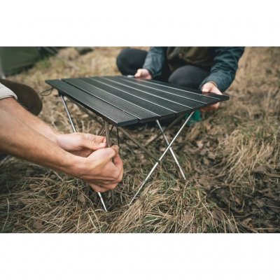 Opvouwbare lage tafel met een compact pakformaat.