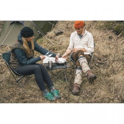 Een lage, opvouwbare tafel van Robens die net zo goed geschikt is voor in de tent als voor picknicks en het strand.