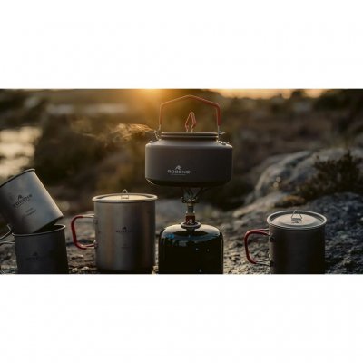 1-liter koffieketel van hard geanodiseerd aluminium die zowel op het fornuis als boven open vuur kan worden gebruikt.