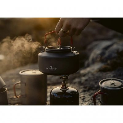 1-liter koffieketel van hard geanodiseerd aluminium die zowel op het fornuis als boven open vuur kan worden gebruikt.