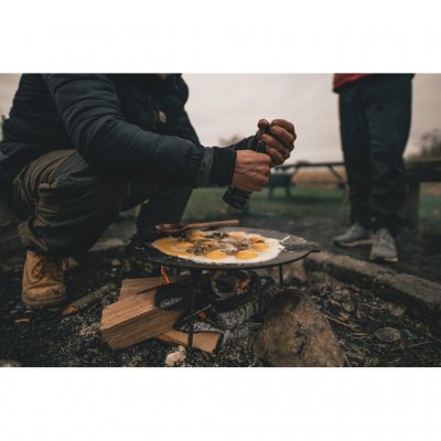 Gietijzeren bakplaat voor koken boven open vuur. 
