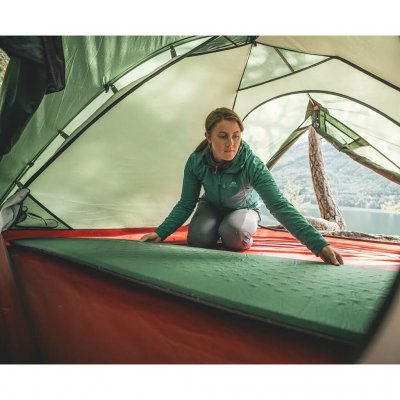 Duurzame slaapmat met een robuust ventiel voor bergtochten, jacht-/vistrips of andere outdooractiviteiten.