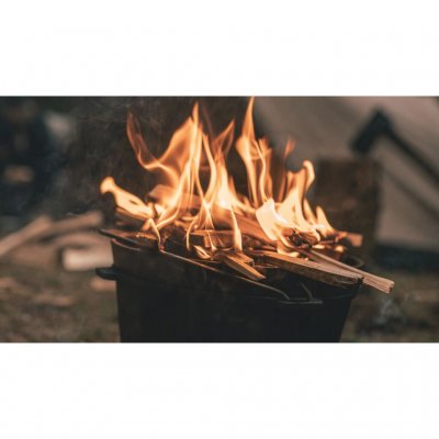 Gietijzeren pan die gebruikt kan worden boven open vuur of in de oven.