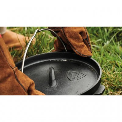 Rand op het deksel houdt de gloeiende kolen op hun plaats als je ook warmte van boven wilt.