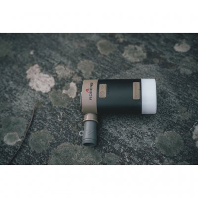 Compacte en duurzame batterij-aangedreven luchtbedpomp die ook functioneert als lamp en powerbank.