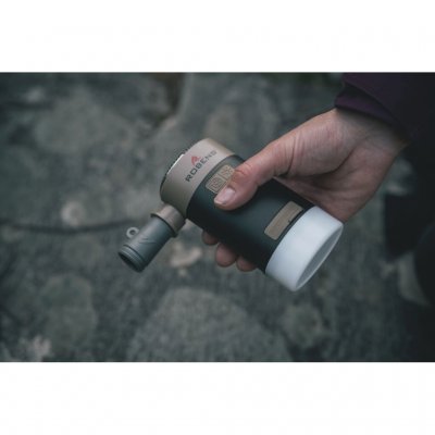 Compacte en duurzame batterij-aangedreven pomp die perfect is voor het oppompen van slaapmatten, luchtbedden of opblaasbare meub