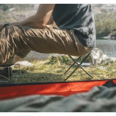 De Robens Discover kruk voor wandelen en kamperen heeft een zithoogte van 26 cm.