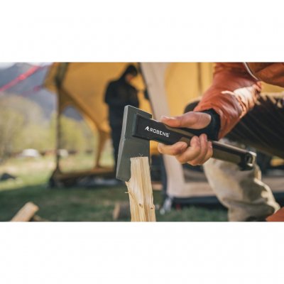 Compacte wildernessbijl met een kop van gesmeed koolstofstaal.