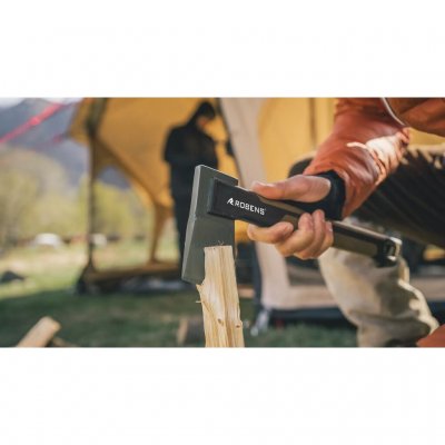 Compacte wildernessbijl met een kop van gesmeed koolstofstaal.