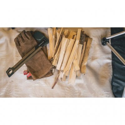 Grotere wildernessbijl gemaakt van robuust staal met een handgreep van glasvezelversterkt nylon.