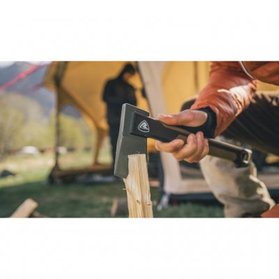 Compacte wildernessbijl met een kop van gesmeed koolstofstaal.