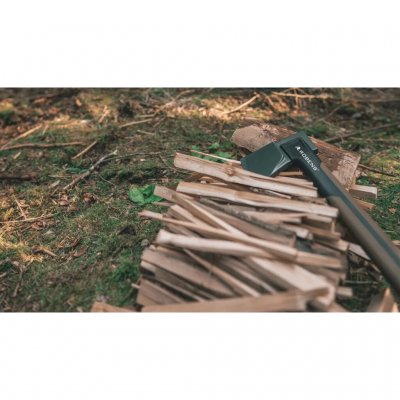 Kleinere wildernessbijl van Robens, perfect voor wandeltochten.