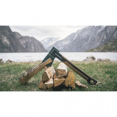 Kleinere wildernessbijl van Robens met een blad van gesmeed koolstofstaal en een stevige handgreep van glasvezelversterkt nylon.