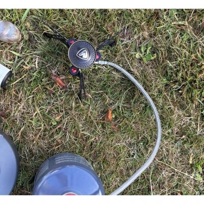 Dankzij de verstelbare poten en de pansteun is de Robens Fire Beetle gaskooktoestel perfect voor oneffen ondergrond.