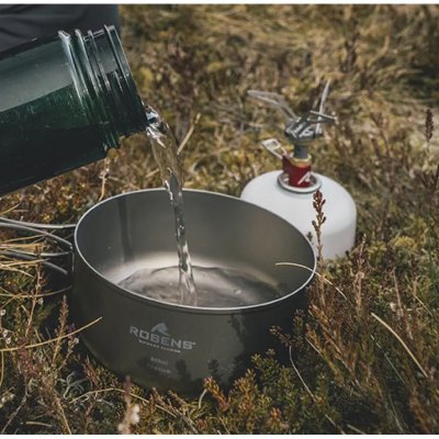 Robens Fire Midge gaskooktoestel van titanium dat direct op de gascartouche wordt gemonteerd.