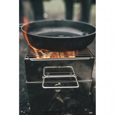 Kook met hout, takken of andere kleine dingen die de natuur te bieden heeft.