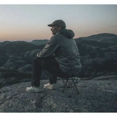 Extreem lichte en zeer compact opvouwbare kruk met een duurzaam frame en een comfortabele zitting.