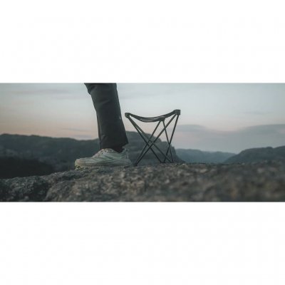 Compact opvouwbare kruk met laag gewicht en een comfortabele zitting.