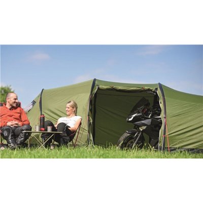 Robens Green Castle monterat utan ett innertält för att skapa plats för motorcykeln