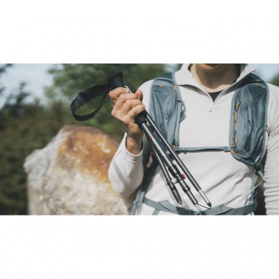 Drie secties zorgen voor een wandelstok met een kleine pakmaat.