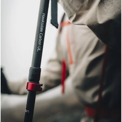 Vergrendelingssysteem waarmee de hoogte van de stokken kan worden aangepast van 115 tot 135 cm.