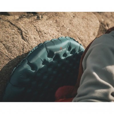 Opblaasbare slaapmat in een ultralichte constructie.