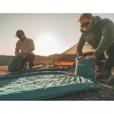 De slaapmat wordt eenvoudig opgeblazen met de meegeleverde pompzak.