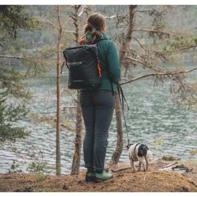Slijtvaste koeltas van stevig materiaal die ook als waterdichte opbergtas kan worden gebruikt.